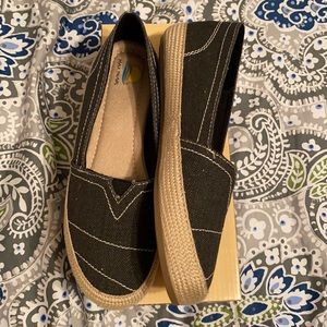 Maui Island Women’s Size 6. New.